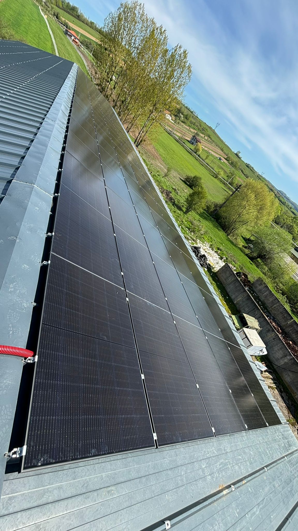 Sistem fotovoltaic 46 kW comercial pe acoperiș industrial în Zalău